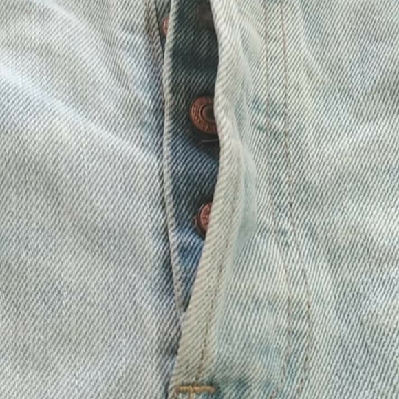 Levis women's denim short. - Picture 3 of 8